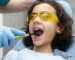 Atención dental de emergencia pediátrica en Miami por diente oscuro después de un golpe