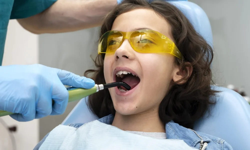 Atención dental de emergencia pediátrica en Miami por diente oscuro después de un golpe