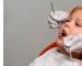Dentista pediátrico en Miami evaluando manchas blancas en dientes de niños
