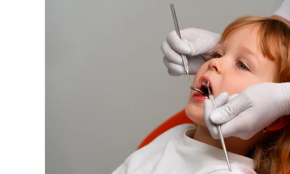 Dentista pediátrico en Miami evaluando manchas blancas en dientes de niños